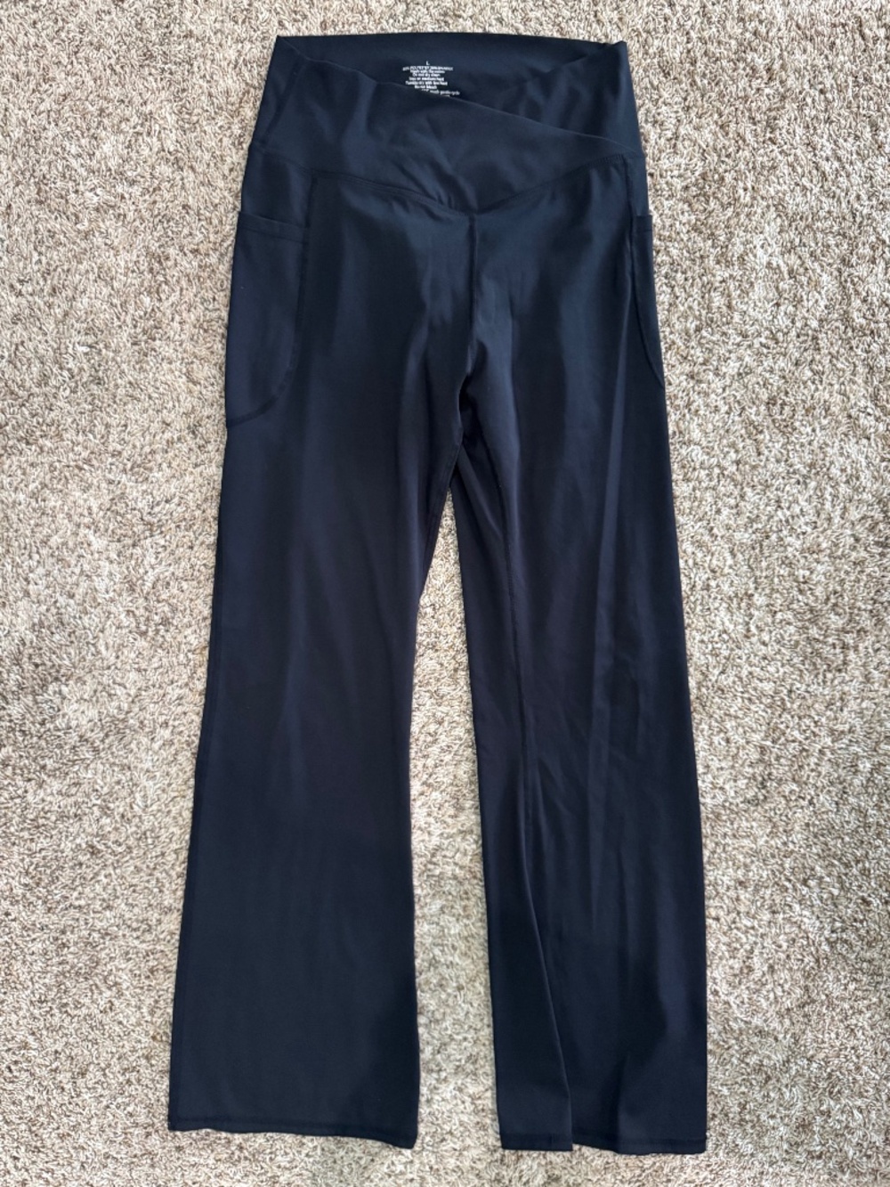 Women's flare yoga pants with V-crossover front and side pockets black size L